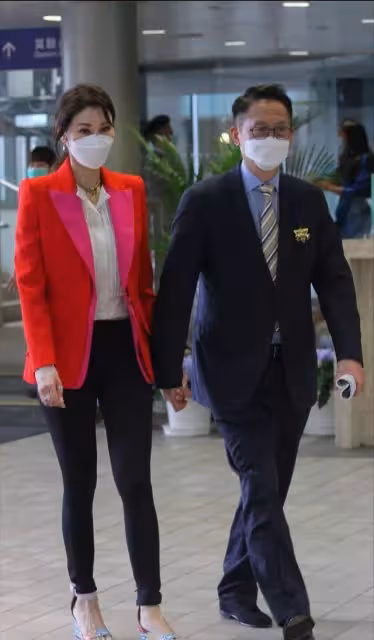 李嘉欣也發福了!穿鯊魚褲暴露大象腿,被豪門老公牽手太乖巧