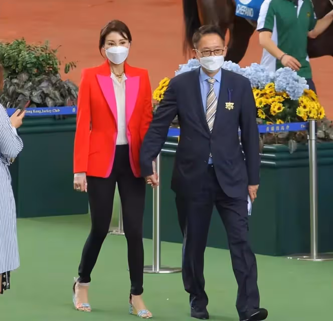 李嘉欣也發福了!穿鯊魚褲暴露大象腿,被豪門老公牽手太乖巧