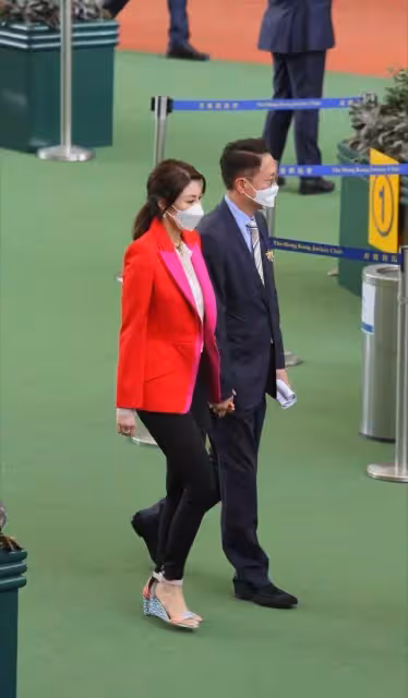 李嘉欣也發福了!穿鯊魚褲暴露大象腿,被豪門老公牽手太乖巧