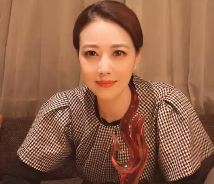 同是五十多歲,李若彤臉部凹陷瘦到脫相,與同齡「周海媚」差距大,腿細到塞不滿靴子,網友:中年別太瘦了