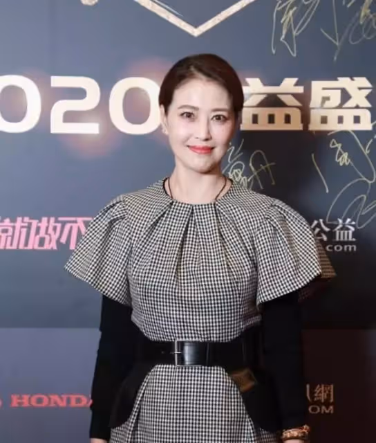 同是五十多歲,李若彤臉部凹陷瘦到脫相,與同齡「周海媚」差距大,腿細到塞不滿靴子,網友:中年別太瘦了