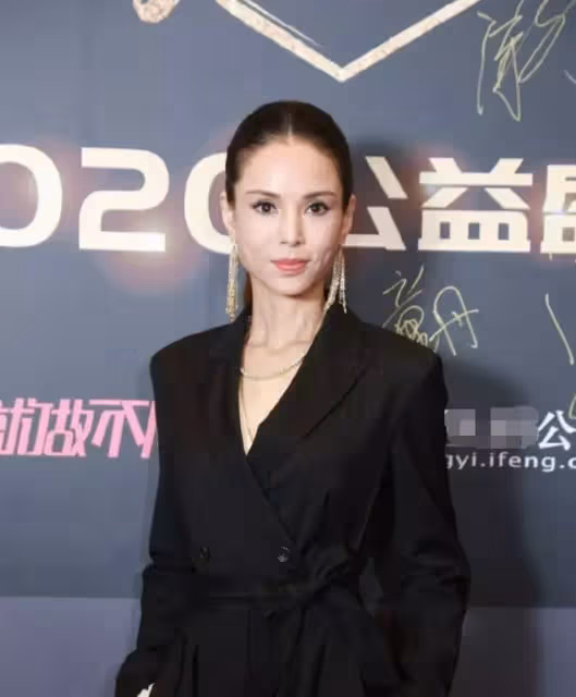 同是五十多歲,李若彤臉部凹陷瘦到脫相,與同齡「周海媚」差距大,腿細到塞不滿靴子,網友:中年別太瘦了
