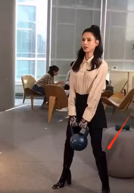 同是五十多歲,李若彤臉部凹陷瘦到脫相,與同齡「周海媚」差距大,腿細到塞不滿靴子,網友:中年別太瘦了