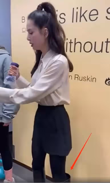 同是五十多歲,李若彤臉部凹陷瘦到脫相,與同齡「周海媚」差距大,腿細到塞不滿靴子,網友:中年別太瘦了