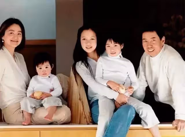 林青霞的神仙顏值!3個女兒已成年令人"失望",顏值不如媽媽太像爸,網友:她爸基因太強大