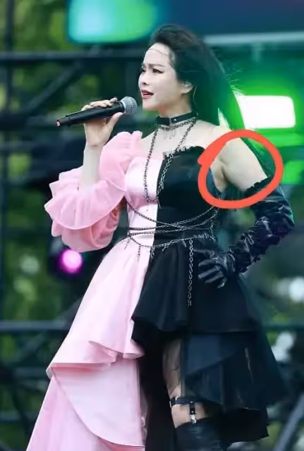 伊能靜不服老!穿「獨臂」公主裙扮少女,不料「麒麟臂」太搶鏡