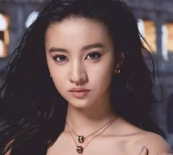 小S大女兒拍廣告大片!14歲「穿職業裝配細高跟」裝成熟,專業擺「臭臉」獲好評:或許能成下一個木村光希