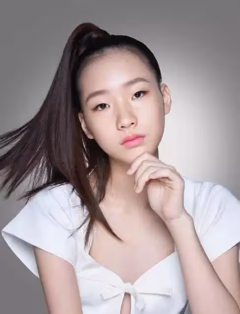 小S大女兒拍廣告大片!14歲「穿職業裝配細高跟」裝成熟,專業擺「臭臉」獲好評:或許能成下一個木村光希