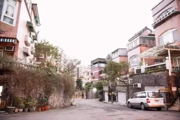 阿嬌身在演藝圈卻嚮往田園,砸千萬和爸媽一起住「買90坪山中別墅」陽臺能種花種菜,走進門「中西合璧」廚房超有品位