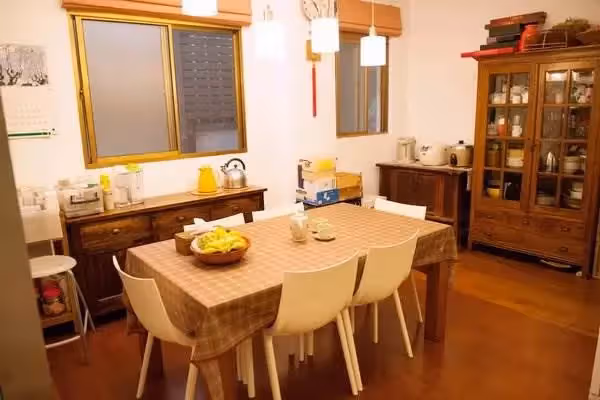 阿嬌身在演藝圈卻嚮往田園,砸千萬和爸媽一起住「買90坪山中別墅」陽臺能種花種菜,走進門「中西合璧」廚房超有品位