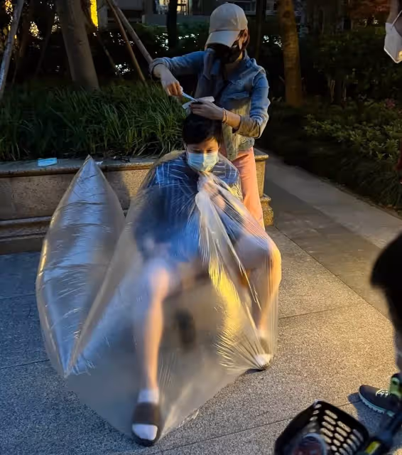 64歲恬妞近照曝光！與萬梓良失婚後至今單身，與馬伊琍同小區，「條紋襯衫配短褲」穿著隨意「請鄰居幫剪頭」