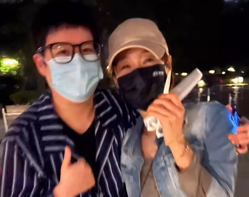 64歲恬妞近照曝光！與萬梓良失婚後至今單身，與馬伊琍同小區，「條紋襯衫配短褲」穿著隨意「請鄰居幫剪頭」