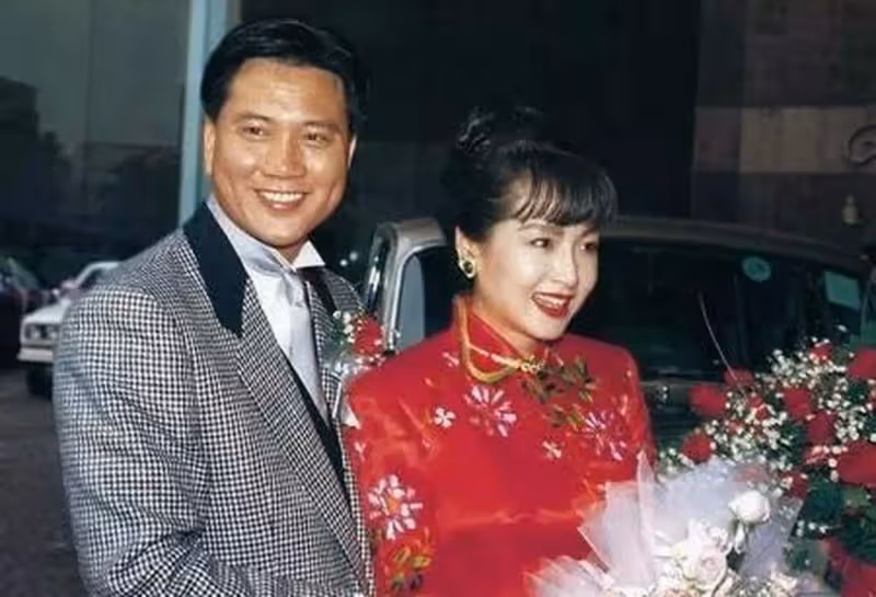 64歲恬妞近照曝光！與萬梓良失婚後至今單身，與馬伊琍同小區，「條紋襯衫配短褲」穿著隨意「請鄰居幫剪頭」