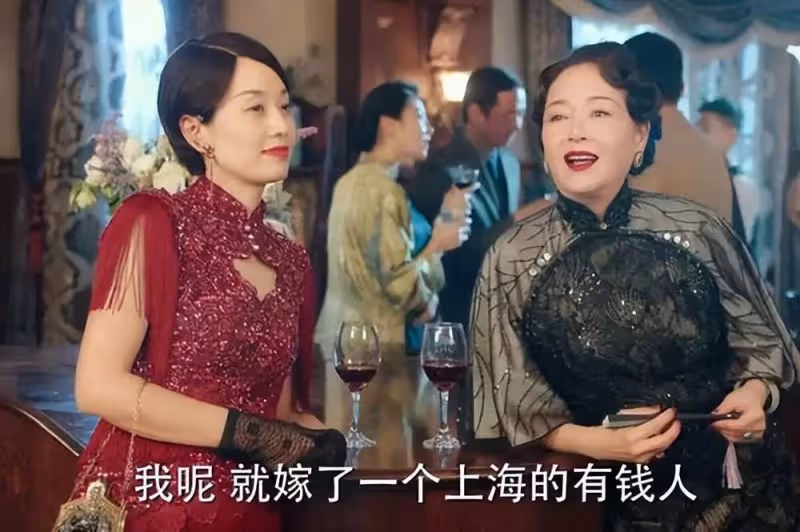 64歲恬妞近照曝光！與萬梓良失婚後至今單身，與馬伊琍同小區，「條紋襯衫配短褲」穿著隨意「請鄰居幫剪頭」