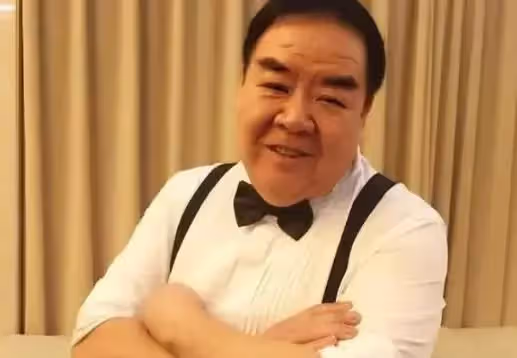 鄭則仕晚年淒慘,欠債住貧民窟十年,劉德華「伸手援助」 走出困境,網友:朋友貴在雪中送炭
