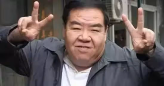 鄭則仕晚年淒慘,欠債住貧民窟十年,劉德華「伸手援助」 走出困境,網友:朋友貴在雪中送炭