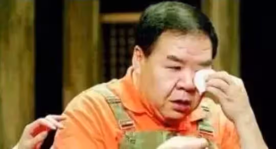 鄭則仕晚年淒慘,欠債住貧民窟十年,劉德華「伸手援助」 走出困境,網友:朋友貴在雪中送炭