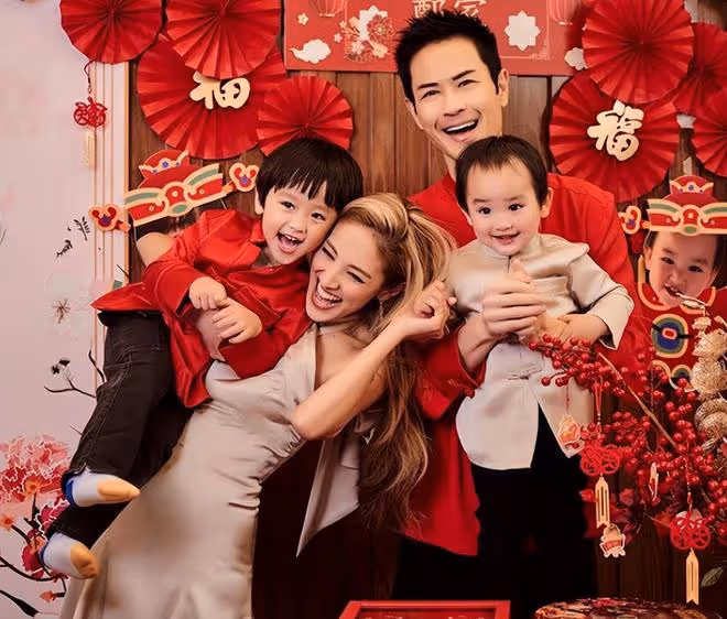 一眾貴婦開派對！鄭嘉穎嬌妻穿弔帶裙秀身材，喝香檳跳舞太盡興