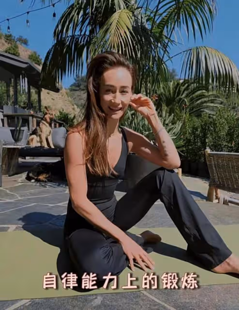 43歲李美琪曬日常，頭裹浴巾身穿比基尼，小腹平坦多處紋身！