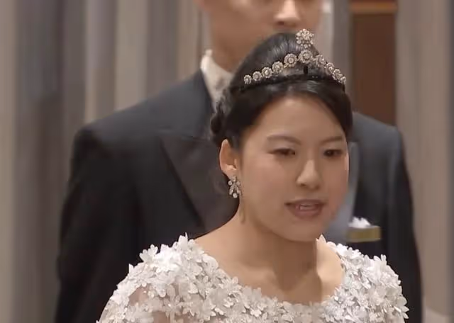 3年前絢子婚宴,頭戴改造的頭飾笑容滿面,真子和清子低頭耳語