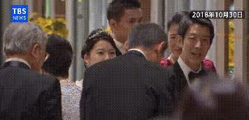 3年前絢子婚宴,頭戴改造的頭飾笑容滿面,真子和清子低頭耳語