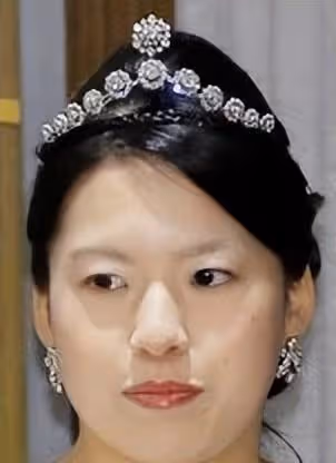 3年前絢子婚宴,頭戴改造的頭飾笑容滿面,真子和清子低頭耳語