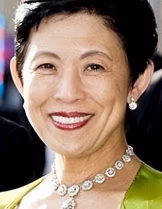 3年前絢子婚宴,頭戴改造的頭飾笑容滿面,真子和清子低頭耳語