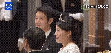 3年前絢子婚宴,頭戴改造的頭飾笑容滿面,真子和清子低頭耳語