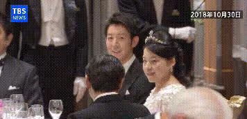 3年前絢子婚宴,頭戴改造的頭飾笑容滿面,真子和清子低頭耳語