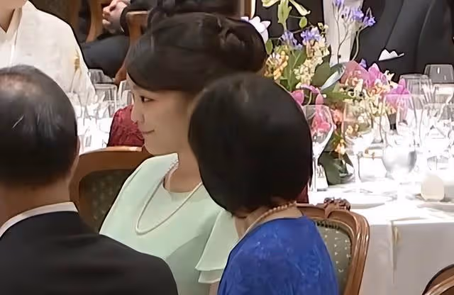 3年前絢子婚宴,頭戴改造的頭飾笑容滿面,真子和清子低頭耳語