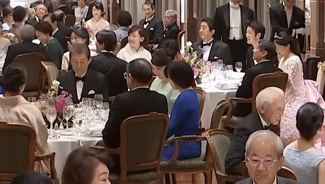 3年前絢子婚宴,頭戴改造的頭飾笑容滿面,真子和清子低頭耳語