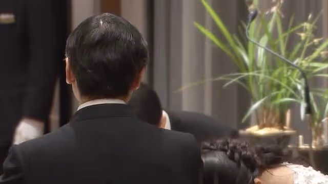 3年前絢子婚宴，頭戴改造的頭飾笑容滿面，真子和清子低頭耳語