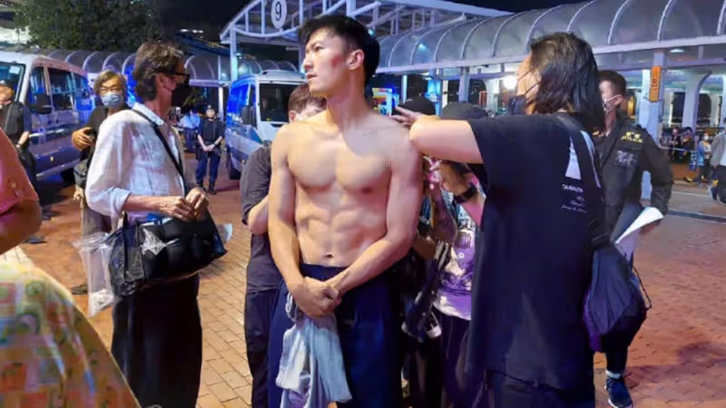 謝霆鋒街頭拍片裸上身　遭眾人圍觀健壯好身材