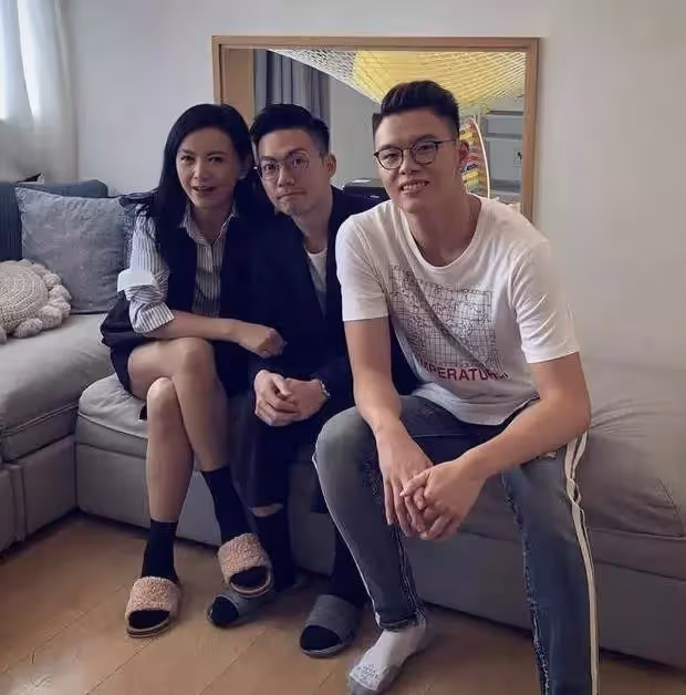 曾華倩穿搭氣質超好,即使滿臉滄桑也很漂亮,同年齡的劉嘉玲不服老,兩人同框 氣質不是一個階層,網友:坦然接受老去更美!