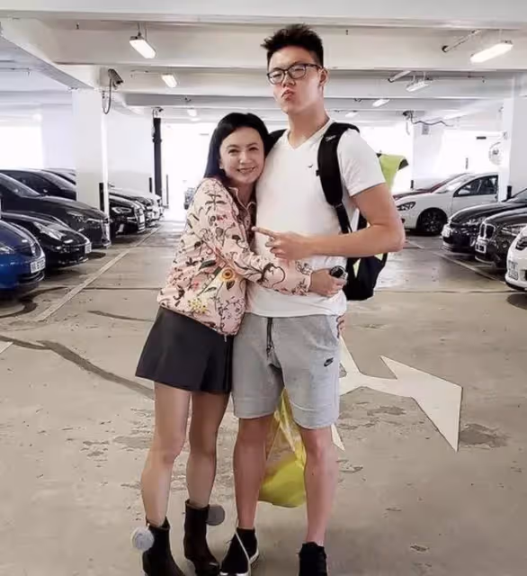 曾華倩穿搭氣質超好,即使滿臉滄桑也很漂亮,同年齡的劉嘉玲不服老,兩人同框 氣質不是一個階層,網友:坦然接受老去更美!