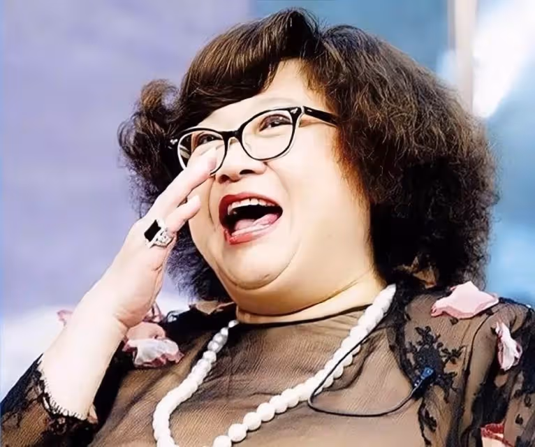 恭喜!香港知名星二代鄭欣宜迎35歲生日,多年來每月從基金領取2萬元,被曝將正式繼承亡母6000萬遺產:肥姐用心良苦