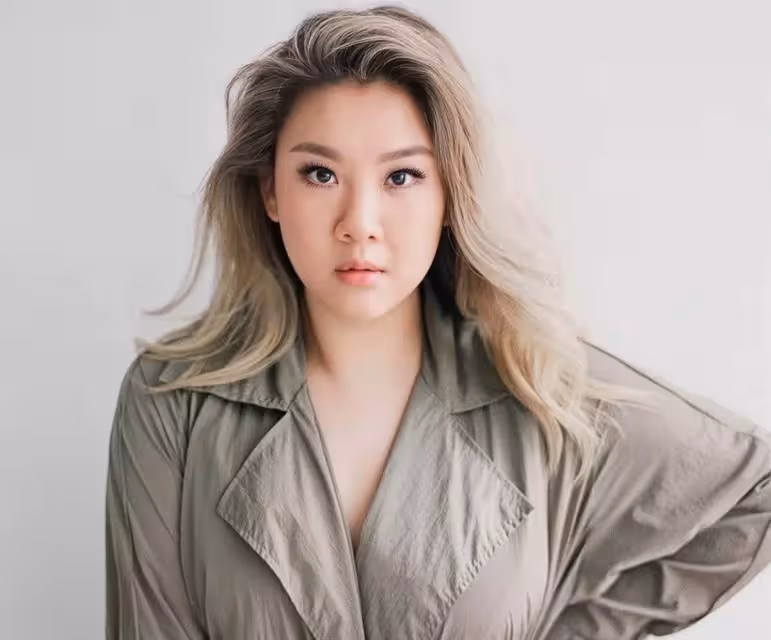 恭喜!香港知名星二代鄭欣宜迎35歲生日,多年來每月從基金領取2萬元,被曝將正式繼承亡母6000萬遺產:肥姐用心良苦