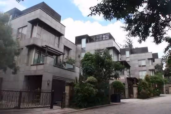 51歲才得女!黎明曬兩歲女兒近況,曾被認為「外形普通」,如今瘦成小美女似父親