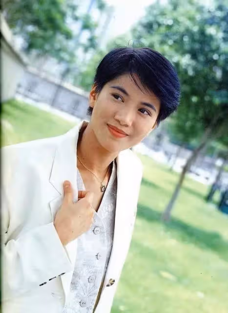 被瘦下來的袁詠儀美到了!大膽「裸穿」西裝,性感得恰到好處,網友:張智霖快管管