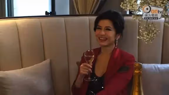 60歲資深女星「紅姑」鍾楚紅「身價破4億擁3房」生活卻樸實簡單, 「最愛穿拖鞋逛市場」享受13年獨居!!!!