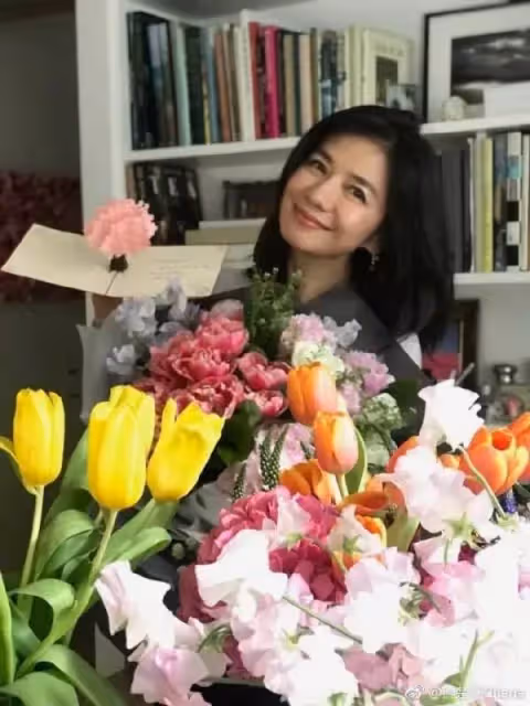 60歲資深女星「紅姑」鍾楚紅「身價破4億擁3房」生活卻樸實簡單, 「最愛穿拖鞋逛市場」享受13年獨居!!!!