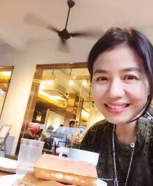 60歲資深女星「紅姑」鍾楚紅「身價破4億擁3房」生活卻樸實簡單, 「最愛穿拖鞋逛市場」享受13年獨居!!!!