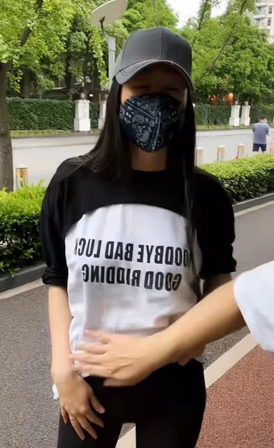 36歲蔣麗莎疑懷上5胎！站街邊掀衣服小腹凸出，老公陳浩民哈哈笑