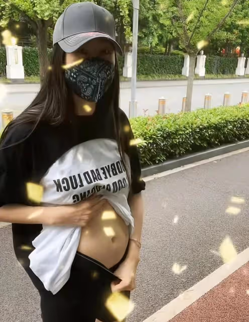 36歲蔣麗莎疑懷上5胎！站街邊掀衣服小腹凸出，老公陳浩民哈哈笑
