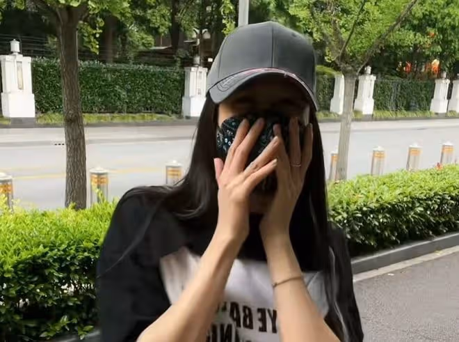 36歲蔣麗莎疑懷上5胎！站街邊掀衣服小腹凸出，老公陳浩民哈哈笑