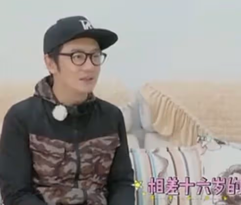 36歲蔣麗莎疑懷上5胎！站街邊掀衣服小腹凸出，老公陳浩民哈哈笑