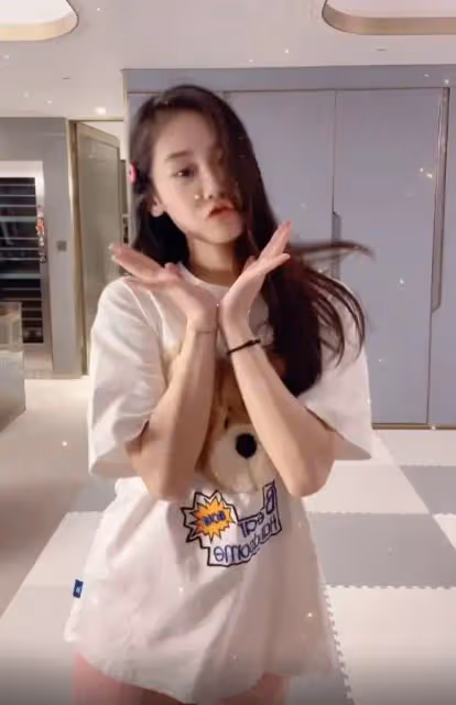 鄭愷小姨子在姐姐家穿衣被嘲,沒分寸沒底線,心思不正手段低!