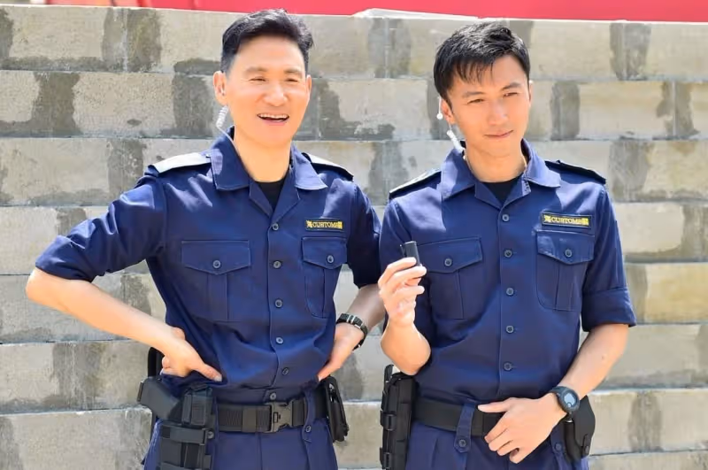 41歲謝霆鋒街頭裸上半身拍戲　超好身材吸引路人圍觀