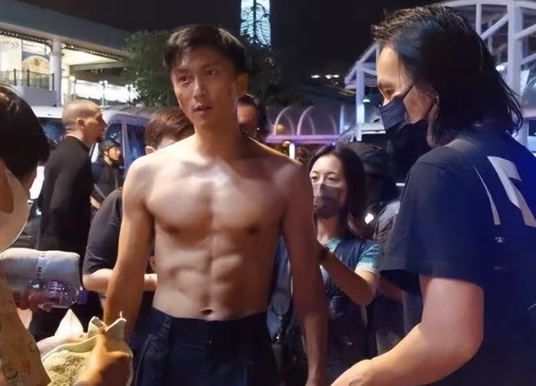 41歲謝霆鋒街頭裸上半身拍戲　超好身材吸引路人圍觀
