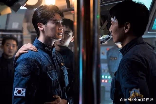 《魔女2》李鍾碩挑戰新形象長發+爆肌！精瘦花美男健身前後差超大